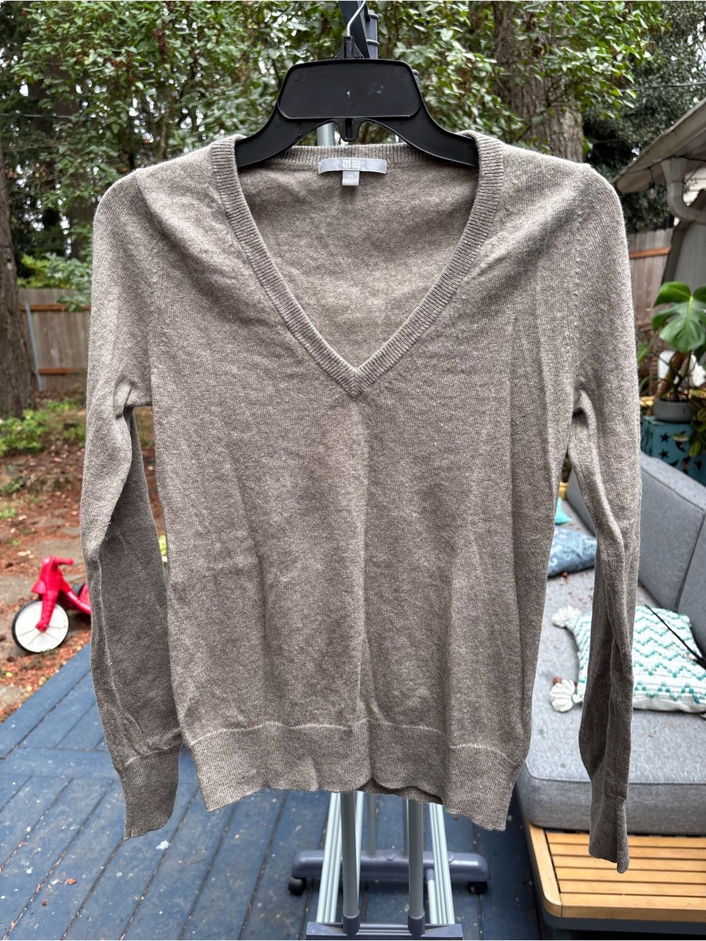 Uniqlo cashmere Women's V-Neck Sweater in Taupe Brown